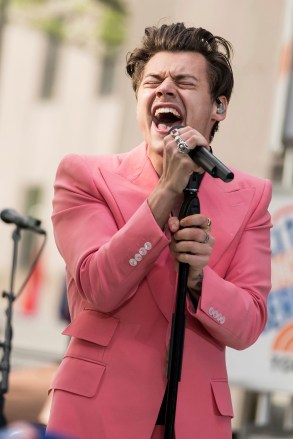 Harry Styles tampil di NBC "Hari ini" tampil di Rockefeller Plaza, di New York Harry Styles Tampil di NBC's Today Show, New York, AS - 9 Mei 2017