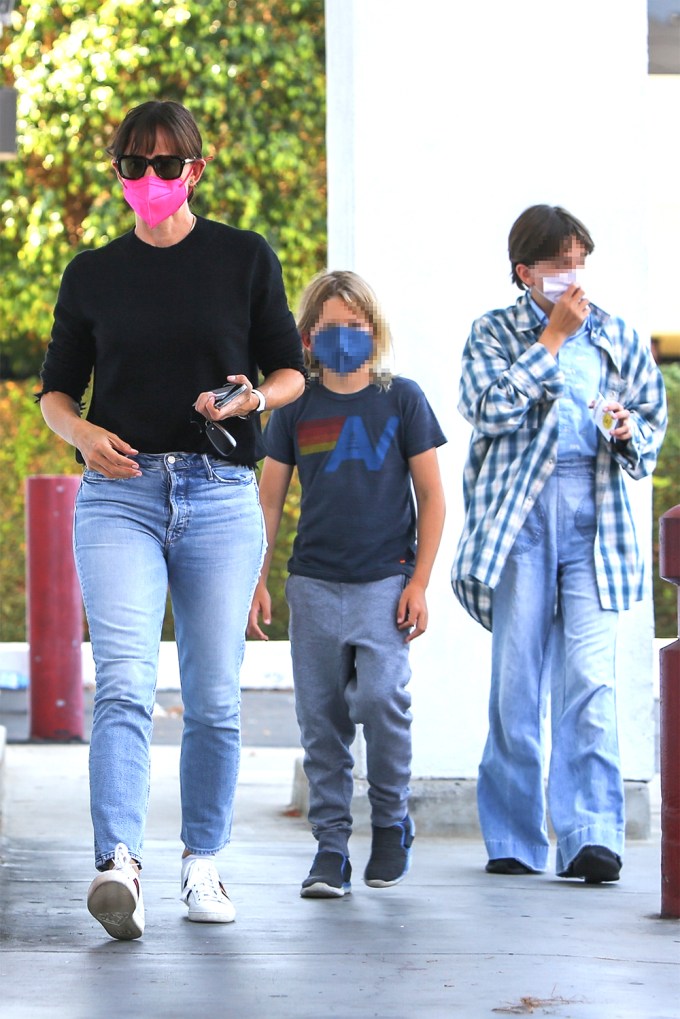 Jennifer Garner Take Her Kids Back To School Shopping