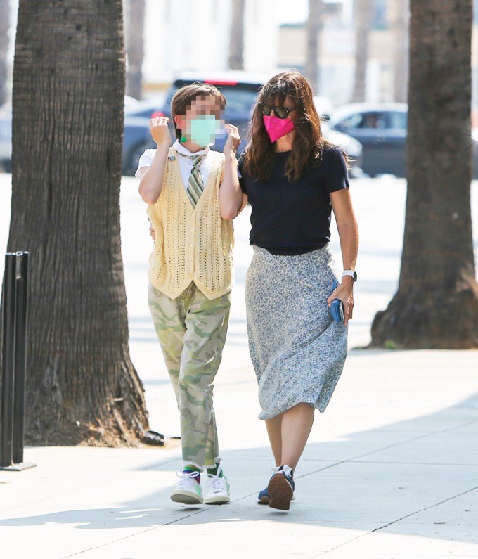 Jennifer Garner Goes Shopping With Daughter Seraphina