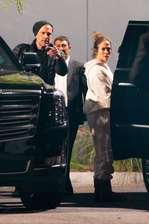 *EXCLUSIVE* Los Angeles, CA - Hollywood lovebirds Ben Affleck and a makeup-free Jennifer Lopez get into their waiting limo after touching down in a private jet in Los Angeles. Shot on 11/19/21.Pictured: Ben Affleck, Jennifer LopezBACKGRID USA 20 NOVEMBER 2021 USA: +1 310 798 9111 / usasales@backgrid.comUK: +44 208 344 2007 / uksales@backgrid.com*UK Clients - Pictures Containing ChildrenPlease Pixelate Face Prior To Publication*