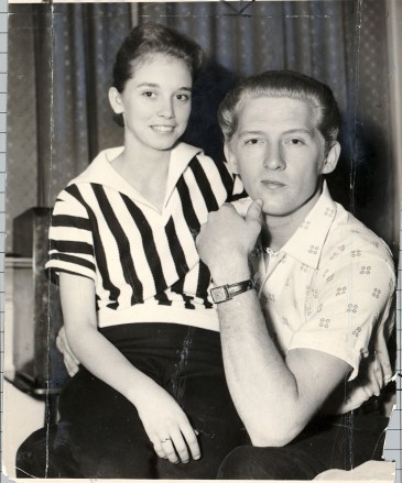 Le chanteur Jerry Lee Lewis photographié avec sa fiancée Myra Gale Brown, âgée de 15 ans.  Le chanteur Jerry Lee Lewis photographié avec sa fiancée Myra Gale Brown, âgée de 15 ans.