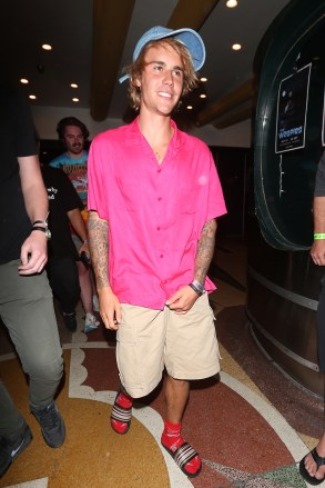 Justin Bieber wears a pink shirt with slippers as he leaves the El Rey Theatre after watching Adam Sandler perform his most recent stand up comedy sketch in Los Angeles

Pictured: Justin Bieber
Ref: SPL1681249  110418  
Picture by: Photographer Group / Splash News

Splash News and Pictures
Los Angeles:310-821-2666
New York:212-619-2666
London:870-934-2666
photodesk@splashnews.com