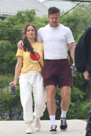 Los Angeles, CA  - *EXCLUSIVE*  - Actress Minka Kelly gives money to a homeless single mom as she leaves after lunch and grocery shopping with her boyfriend Dan Reynolds at Erewhon in Los Angeles.

Pictured: Minka Kelly, Dan Reynolds

BACKGRID USA 12 JUNE 2023 

USA: +1 310 798 9111 / usasales@backgrid.com

UK: +44 208 344 2007 / uksales@backgrid.com

*UK Clients - Pictures Containing Children
Please Pixelate Face Prior To Publication*