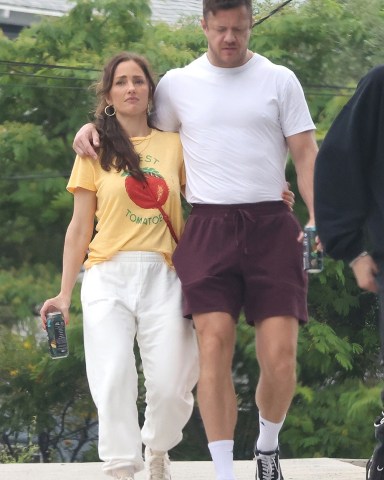 Los Angeles, CA  - *EXCLUSIVE*  - Actress Minka Kelly gives money to a homeless single mom as she leaves after lunch and grocery shopping with her boyfriend Dan Reynolds at Erewhon in Los Angeles.Pictured: Minka Kelly, Dan ReynoldsBACKGRID USA 12 JUNE 2023 USA: +1 310 798 9111 / usasales@backgrid.comUK: +44 208 344 2007 / uksales@backgrid.com*UK Clients - Pictures Containing ChildrenPlease Pixelate Face Prior To Publication*