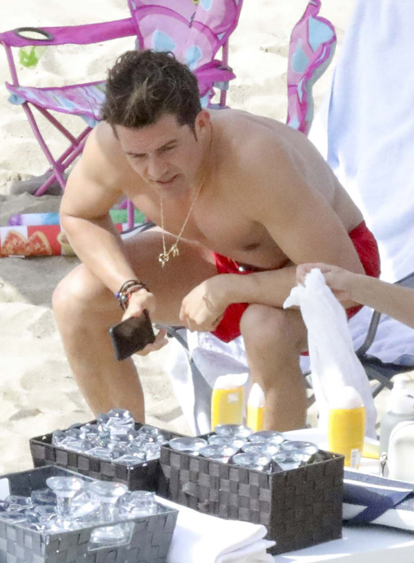 Orlando Bloom Beach Photos