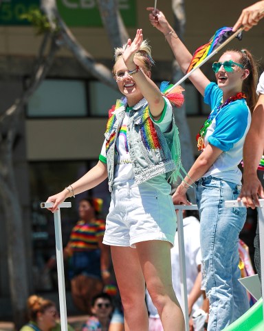 West Hollywood, CA  - JoJo Siwa and girlfriend Kylie Prew rock the Pride Parade in West Hollywood.  Pictured: JoJo Siwa  BACKGRID USA 5 JUNE 2022   BYLINE MUST READ: affinitypicture / BACKGRID  USA: +1 310 798 9111 / usasales@backgrid.com  UK: +44 208 344 2007 / uksales@backgrid.com  *UK Clients - Pictures Containing Children Please Pixelate Face Prior To Publication*