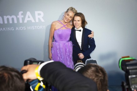 Sharon Stone, kiri, dan Roan Joseph Bronstein berpose untuk fotografer setibanya di amfAR Cinema Against AIDS, selama festival film internasional Cannes ke-74, Cap d'Antibes, Prancis selatan 2021 amfAR Arrivals, Cannes, Prancis - 16 Jul 2021