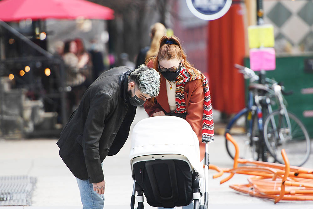 New parents Gigi Hadid and Zayn Malik take their baby daughter for a stroll