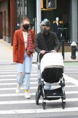 New York, NY  - Zayn Malik and Gigi Hadid Head back to the apartment after having lunch at the 'The Smile' with their daughter.

Pictured: Zayn Malik, Gigi Hadid

BACKGRID USA 25 MARCH 2021 

BYLINE MUST READ: T.JACKSON / BACKGRID

USA: +1 310 798 9111 / usasales@backgrid.com

UK: +44 208 344 2007 / uksales@backgrid.com

*UK Clients - Pictures Containing Children
Please Pixelate Face Prior To Publication*