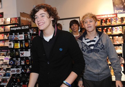 X-Factor 2010.X Factor'ün One Direction üyeleri Harry Styles (solda) ve Niall Horan, Bradford'daki HMV mağazasında bir imza oturumu için geliyorlar.  Resim tarihi: 6 Aralık 2010 Pazartesi. Fotoğrafın kaynağı şöyle olmalıdır: Anna Gowthorpe/PA Wire URN:9880410 (Press Association via AP Images)