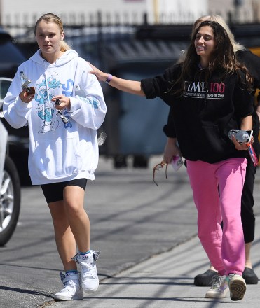 EXCLUSIVE: Jojo Siwa and Avery Cyrus jumped into each other's arms while viewing their new home with JoJo's parents in LA on Thursday and stepped out for the first time after going public about their relationship the day before. Avery looked at Jojo's parents and brother's house and seemed to be considering moving in with them. After that, the new couple went to Jojo's dance studio with Jojo's mom. September 15, 2022 Photo: JoJo Siwa and Avery Cyrus. Photo credit: Garrett Press/MEGA TheMegaAgency.com +1 888 505 6342 (Mega Agency TagID: MEGA896965_015.jpg) [Photo via Mega Agency]