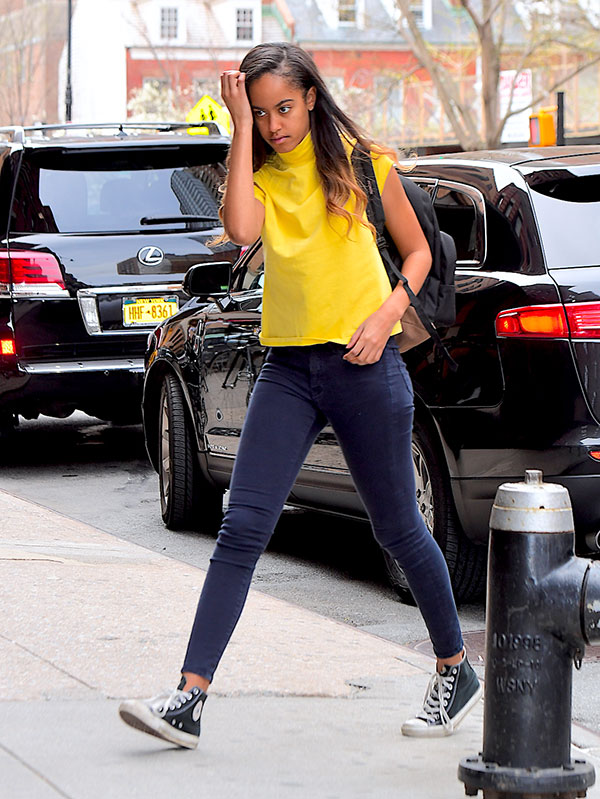 PICS] Malia Obama's Yellow T-Shirt 