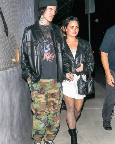 Los Angeles, CA - *EXCLUSIVE* - A smitten Demi Lovato holds hands with her boyfriend Jutes after enjoying a date night at Crossroads Kitchen in Los Angeles.Pictured: Demi Lovato, JutesBACKGRID USA 29 SEPTEMBER 2022 USA: +1 310 798 9111 / usasales@backgrid.comUK: +44 208 344 2007 / uksales@backgrid.com*UK Clients - Pictures Containing ChildrenPlease Pixelate Face Prior To Publication*