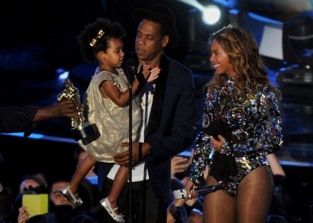 LOS ANGELES, CA - 24 AGUSTUS : (kiri) Blue Ivy, Jay Z dan Beyonce di atas panggung di MTV Video Music Awards 2014 di The Forum pada 24 Agustus 2014 di Los Angeles, California.  fmpg/MediaPunch/IPX
