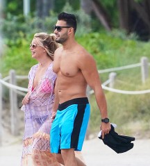 American superstar singer Britney Spears and personal trainer boyfriend, Sam Asghari, at the beach in Miami.Pictured: Britney Spears,Sam Asghari
Ref: SPL5096819 090619 NON-EXCLUSIVE
Picture by: SplashNews.comSplash News and Pictures
USA: +1 310-525-5808
London: +44 (0)20 8126 1009
Berlin: +49 175 3764 166
photodesk@splashnews.comWorld Rights