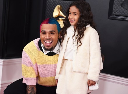 Chris Brown, kiri, dan Royalty Brown tiba di Grammy Awards tahunan ke-62 di Staples Center pada Minggu, 26 Januari 2020, di Los Angeles.  (Foto oleh Jordan Strauss/Invision/AP)