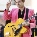 harry-styles-pink-suit-3