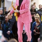 harry-styles-pink-suit