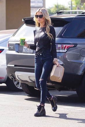 Los Angeles, CA - *EXCLUSIVE* - Christina Anstead grabs lunch and a green juice while out and about running errands this Monday afternoon. Christina Anstead and her husband, Ant Anstead, are calling it quits.The "Flip or Flop" star, who is 37, announced the news in an Instagram post Friday."Ant and I have made the difficult decision to separate. We are grateful for each other and as always, our children will remain our priority. We appreciate your support and ask for privacy for us and our family as we navigate the future," Christina's social media post reads.Pictured: Christina AnsteadBACKGRID USA 21 SEPTEMBER 2020 USA: +1 310 798 9111 / usasales@backgrid.comUK: +44 208 344 2007 / uksales@backgrid.com*UK Clients - Pictures Containing ChildrenPlease Pixelate Face Prior To Publication*