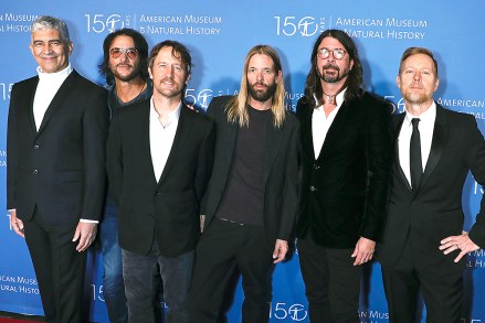 Foo Fighters Amerikan Doğa Tarihi Müzesi'nin 2021 Müze Galası'ndan Pat Smear, Rami Jaffee, Chris Shiflett, Taylor Hawkins, Dave Grohl ve Nate Mendel, New York, ABD - 18 Kasım 2021
