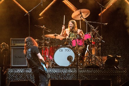 Dave Grohl, kiri, dan Taylor Hawkins dari Foo Fighters tampil di Innings Festival di Tempe Beach Park, di Tempe, ArizInnings Festival - Hari 1, Tempe, Amerika Serikat - 26 Feb 2022