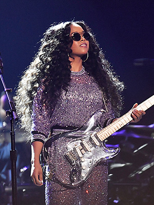 H.E.R. Photos: The Singer Stuns In These Photos On Stage & More ...