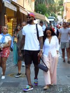 LeBron James gespot slenteren e het doen van een aantal luxe winkels in Portofino met zijn vrouw Savannah