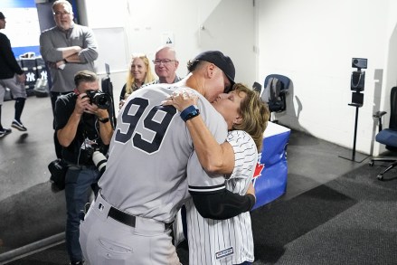 ニューヨーク ヤンキースの指名打者アーロン ジャッジは、2022 年 9 月 28 日水曜日、カナダのトロントにあるロジャーズ センターで、シーズン 61 本塁打を打った後、母親のパティ ジャッジにキスをしました。アーロン ジャッジは、アメリカン リーグとヤンキースのクラブを結びました。 Roger Maris.MLB Yankees Blue Jays, Toronto, On, Canada - 2022年9月25日