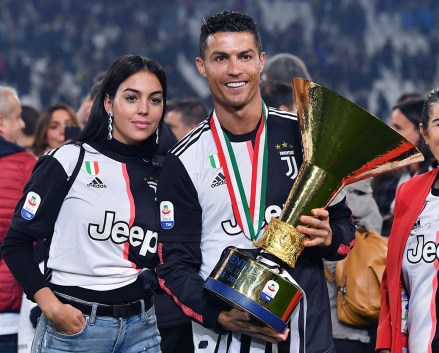 Juventus oyuncusu Cristiano Ronaldo, İtalya Serie A futbol maçının sonunda kız arkadaşı Georgina Rodriguez ile Serie A şampiyonluk kupasını kutluyor. vs Atalanta BC, Torino, İtalya - 19 Mayıs 2019