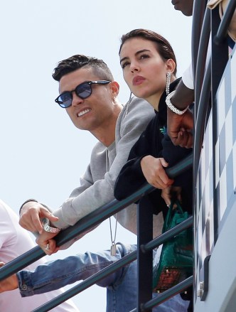 Soldaki Cristiano Ronaldo, Monaco'daki Monaco yarış pistinde ikinci antrenman seansını izlerken ortağı Georgina Rodriguez tarafından kuşatıldı.  Formula 1 yarışı Pazar günü yapılacak F1 GP Auto Racing, Monaco, Monaco - 23 Mayıs 2019