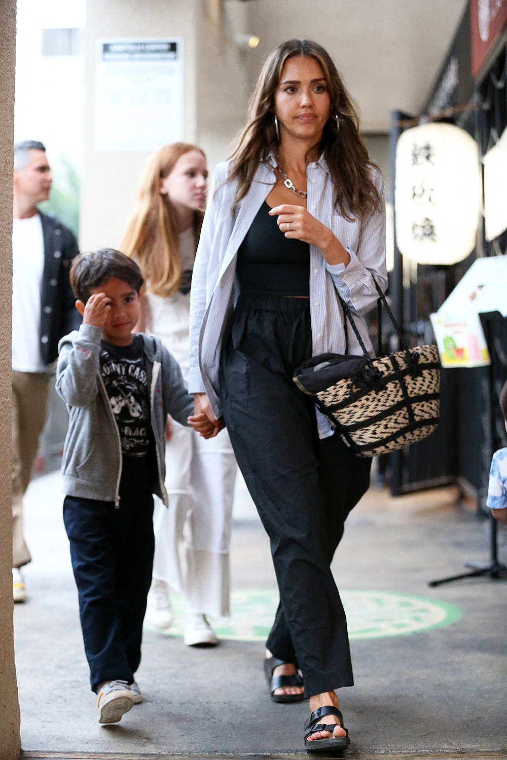 Jessica Alba and Cash Warren and seen out for Dinner with their children