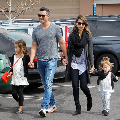 Jessica Alba & Family Pictures: See Photos Of Her Kids & Husband ...