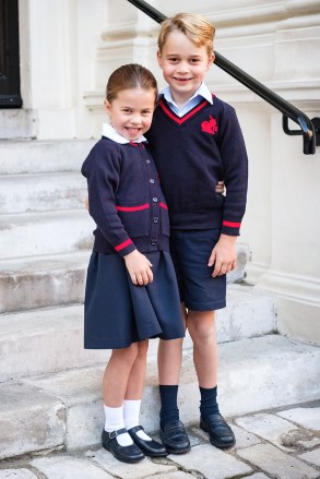 YALNIZCA HABER EDİTÖRÜ KULLANIMI.  TİCARİ KULLANIMA YOKTUR (takvim, reklam veya diğer herhangi bir editoryal olmayan kullanım dahil, örneğin takvimler, kitaplar ve ekler dahil) Zorunlu Kredi: Fotoğraf Shutterstock (10402217a) Prens George ve Prenses Charlotte Prenses Charlotte'un okuldaki ilk günü, Thomas's Battersea, Londra, Birleşik Krallık - 05 Eylül 2019 Bu fotoğraf size, temini, serbest bırakılması veya yayınlanması için herhangi bir ücret ödememeniz ve bu koşullar ve kısıtlamaların geçerli olması (ve bunları iletmeniz) şartıyla sağlanmıştır. ) tedarik ettiğiniz herhangi bir kuruluşa.  31 Aralık 2019'dan sonra kullanılmamalıdır. Fotoğraf dijital olarak geliştirilmemeli, manipüle edilmemeli veya herhangi bir şekilde veya biçimde değiştirilmemeli ve yayınlandığında fotoğraftaki tüm bireyleri kapsamalıdır.  Diğer tüm kullanım talepleri yazılı olarak Kensington Sarayı'ndaki Basın Ofisine iletilmelidir.  Cambridge Dükü ve Düşesi Prens George ve Prenses Charlotte tarafından, okuldaki ilk günü için Thomas'ın Battersea'sine gitmelerinden kısa bir süre önce Kensington Sarayı'nda yayınlanan broşür fotoğrafı.