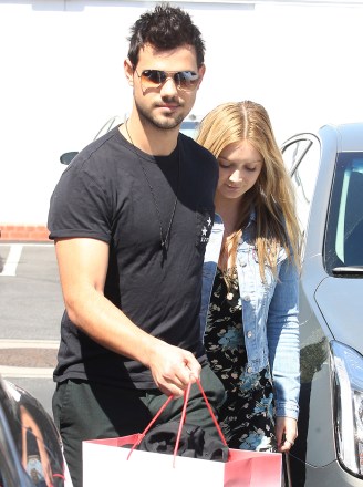 Taylor Lautner and Billie Lourd leave Fred Segal
Billie Lourd with Taylor Lautner out and about, Los Angeles, USA - 23 Mar 2017
Billie Lourd and beau Taylor Lautner lovingly hold hands as they leave Fred Segal