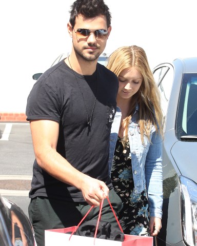 Taylor Lautner and Billie Lourd leave Fred Segal
Billie Lourd with Taylor Lautner out and about, Los Angeles, USA - 23 Mar 2017
Billie Lourd and beau Taylor Lautner lovingly hold hands as they leave Fred Segal