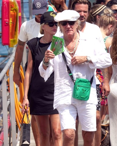 Rod Stewart Cozies Up To Wife Penny Lancaster On The Beach In France ...