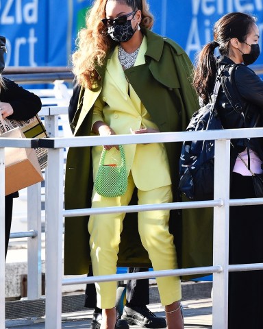 Venice, ITALY  - *EXCLUSIVE*  - Superstar couple Beyonce and her husband Jay-Z are seen departing from Venice Airport after attending the wedding of Géraldine Guyot and Alexandre Arnault in Venice, Italy.  Pictured: Beyonce, Jay-Z  BACKGRID USA 17 OCTOBER 2021   BYLINE MUST READ: Cobra Team / BACKGRID  USA: +1 310 798 9111 / usasales@backgrid.com  UK: +44 208 344 2007 / uksales@backgrid.com  *UK Clients - Pictures Containing Children Please Pixelate Face Prior To Publication*