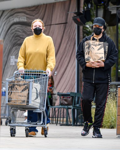 EXCLUSIVE: Rocker Gene Simmons & Wife Shannon Tweed Masked Up As They Were Spotted Grocery Shopping At Erehwon Supermarket In Los Angeles, CA. The Legendary KISS Frontman & Wife Were Spotted After Finding A Buyer For Their Las Vegas Mansion Which is Selling For About $14 Million Dollars. 24 Feb 2022 Pictured: Rocker Gene Simmons & Wife Shannon Tweed Masked Up As They Were Spotted Grocery Shopping At Erehwon Supermarket In Los Angeles, CA. The Legendary KISS Frontman & Wife Were Spotted After Finding A Buyer For Their Las Vegas Mansion Which is Selling For About $14 Million Dollars. Photo credit: @CelebCandidly / MEGA TheMegaAgency.com +1 888 505 6342 (Mega Agency TagID: MEGA831209_001.jpg) [Photo via Mega Agency]