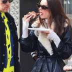 Emily Ratajkowski stars eating pizza