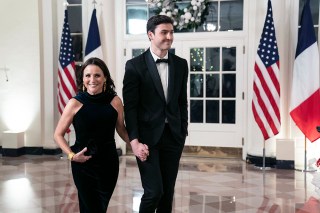 Jennifer Garner and Violet Affleck arrive to attend a State Dinner in honor of President Emmanuel Macron and Brigitte Macron of France hosted by United States President Joe Biden and first lady Dr. Jill Biden at the White House in Washington, DC on Thursday, December 1, 2022 Credit: Sarah Silbiger / Pool via CNP. 01 Dec 2022 Pictured: Julia Louis-Dreyfus and Charles Hall arrive to attend a State Dinner in honor of President Emmanuel Macron and Brigitte Macron of France hosted by United States President Joe Biden and first lady Dr. Jill Biden at the White House in Washington, DC on Thursday, December 1, 2022 Credit: Sarah Silbiger / Pool via CNP. Photo credit: Sarah Silbiger - Pool via CNP / MEGA TheMegaAgency.com +1 888 505 6342 (Mega Agency TagID: MEGA922599_041.jpg) [Photo via Mega Agency]