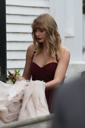 Martha's Vineyard, MA - Taylor Swift attends her BFF Abigail Anderson’s wedding in Martha's Vineyard on Saturday. The ‘LWYMMD’ singer is wearing a maroon gown for the special occasion.Pictured: Taylor SwiftBACKGRID USA 2 SEPTEMBER 2017 USA: +1 310 798 9111 / usasales@backgrid.comUK: +44 208 344 2007 / uksales@backgrid.com*UK Clients - Pictures Containing ChildrenPlease Pixelate Face Prior To Publication*