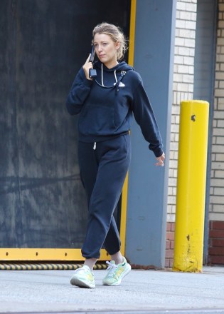 New York City, NY  - *EXCLUSIVE*  - Blake Lively stays fit during an early morning power walk in Manhattan’s Downtown area.  Blake was seen sporting black sweatpants and sweater while she was busy on her cellphone.Pictured: Blake LivelyBACKGRID USA 22 APRIL 2022 BYLINE MUST READ: BrosNYC / BACKGRIDUSA: +1 310 798 9111 / usasales@backgrid.comUK: +44 208 344 2007 / uksales@backgrid.com*UK Clients - Pictures Containing ChildrenPlease Pixelate Face Prior To Publication*