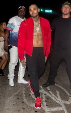 Chris Brown sem camisa com apenas um casaco aberto visto a sair do Clube Nocturno 'Argyle' em Hollywood, CA