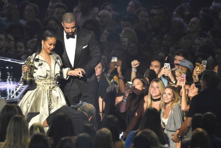 Rihanna, kiri, menerima Michael Jackson Video Vanguard Award dari Drake di MTV Video Music Awards di Madison Square Garden, di New York 2016 MTV Video Music Awards - Show, New York, AS