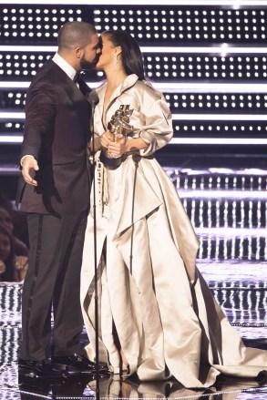 Drake kisses Rihanna as she accepts the Michael Jackson Video Vanguard Award at the MTV Video Music Awards at Madison Square Garden, in New York
2016 MTV Video Music Awards - Show, New York, USA
