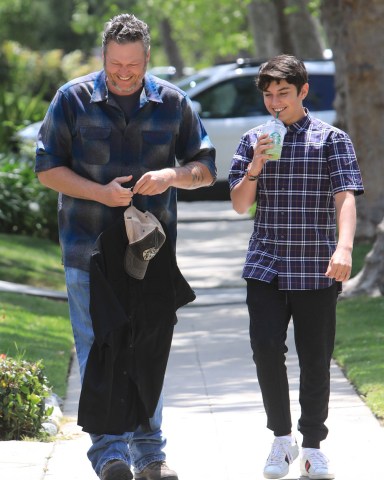 Gwen Stefani Blake Shelton at Gwen Parents house for Easter. 21 Apr 2019 Pictured: Gwen Stefani Blake Shelton. Photo credit: MEGA TheMegaAgency.com +1 888 505 6342 (Mega Agency TagID: MEGA403632_014.jpg) [Photo via Mega Agency]