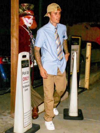 Los Angeles, CA  - *EXCLUSIVE*  - Justin Bieber exits the Peppermint Club dressed as Ryan Reynolds in Free Guy after a surprise Halloween performance.Pictured: Justin BieberBACKGRID USA 1 NOVEMBER 2021 USA: +1 310 798 9111 / usasales@backgrid.comUK: +44 208 344 2007 / uksales@backgrid.com*UK Clients - Pictures Containing ChildrenPlease Pixelate Face Prior To Publication*