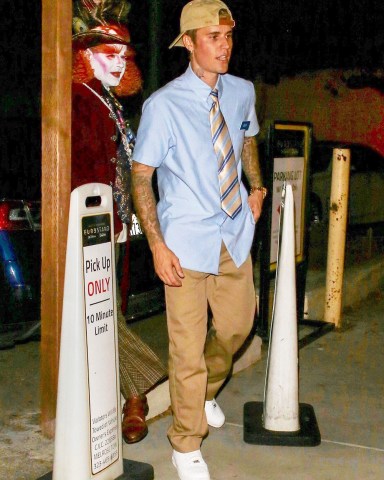 Los Angeles, CA  - *EXCLUSIVE*  - Justin Bieber exits the Peppermint Club dressed as Ryan Reynolds in Free Guy after a surprise Halloween performance.Pictured: Justin BieberBACKGRID USA 1 NOVEMBER 2021 USA: +1 310 798 9111 / usasales@backgrid.comUK: +44 208 344 2007 / uksales@backgrid.com*UK Clients - Pictures Containing ChildrenPlease Pixelate Face Prior To Publication*