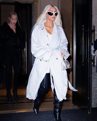 Kim Kardashian exits her New York City hotel looking amazing in all white. Pictured: Kim Kardashian Ref: SPL5499133 011122 NON-EXCLUSIVE Picture by: WavyPeter / SplashNews.com Splash News and Pictures USA: +1 310-525-5808 London: +44 (0)20 8126 1009 Berlin: +49 175 3764 166 photodesk@splashnews.com World Rights