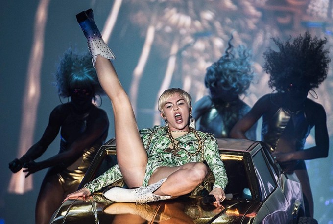 Miley-Cyruss-Wildest-Performances-Of-All-Time-5
